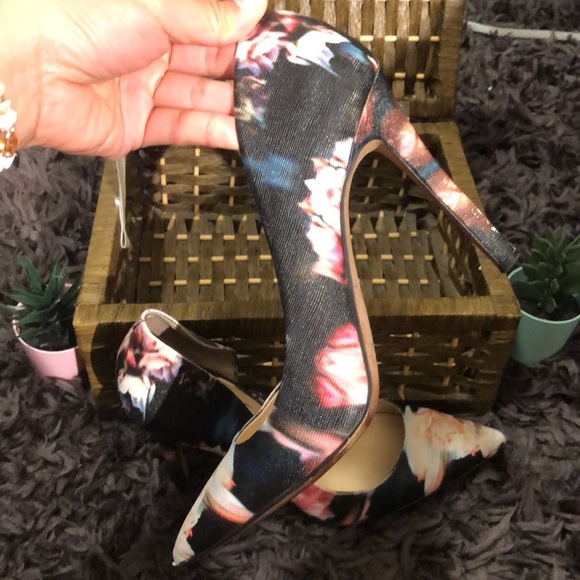 JESSICA SIMPSON FLORAL PUMP - Picture 3 of 7